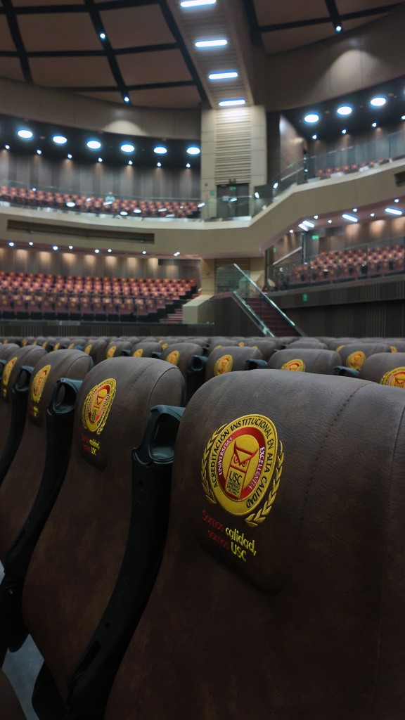 Vista interior de Arena USC, con las sillas de platea y las graderías